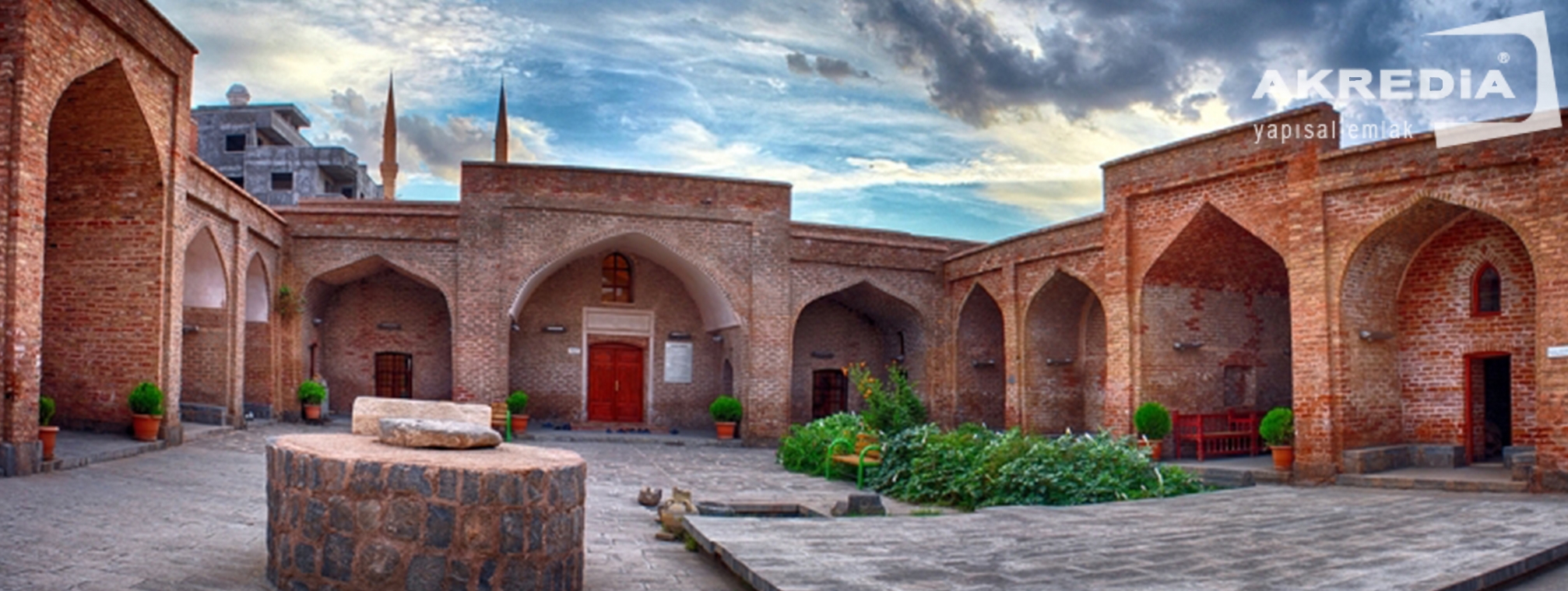 KIRMIZI MEDRESE
